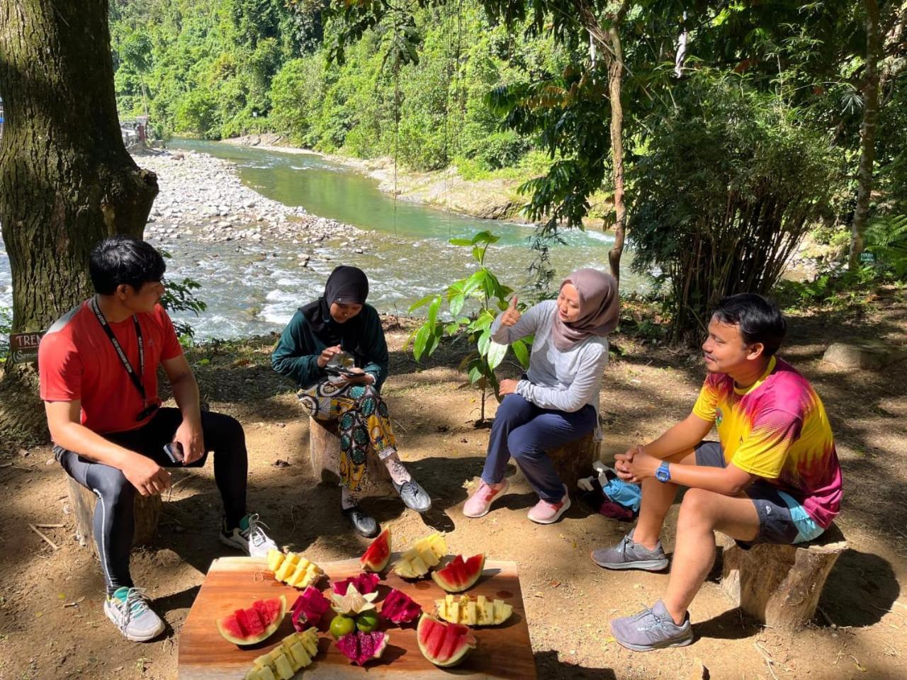 Pongo Guest House & Jungle Trekking Bukit Lawang Esterno foto